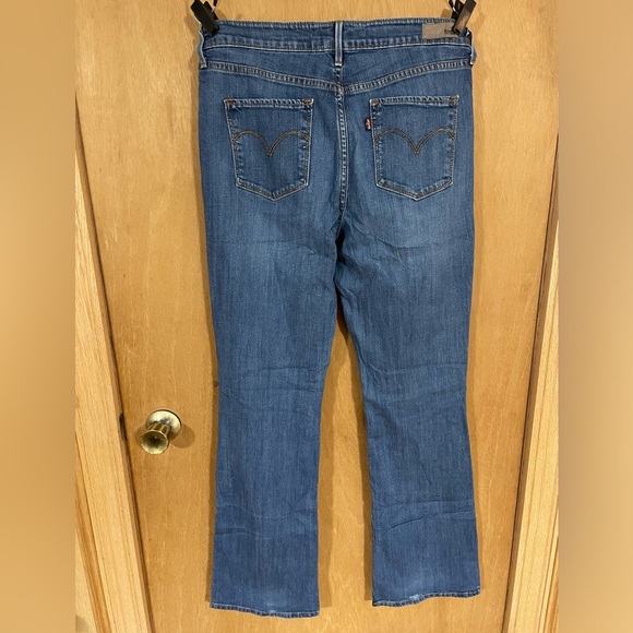 UC- Levi’s classic rise boot cut jeans - Picture 3 of 5